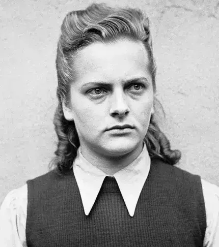 Sie schnitt die Brüste der Insassinnen ab und schickte die schönsten in die Gaskammer. 1945 wurde sie zum Tode verurteilt, im Alter von 22 Jahren.