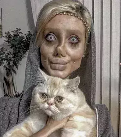 Sie trägt sogar Kontaktlinsen, um hellere Augen zu haben