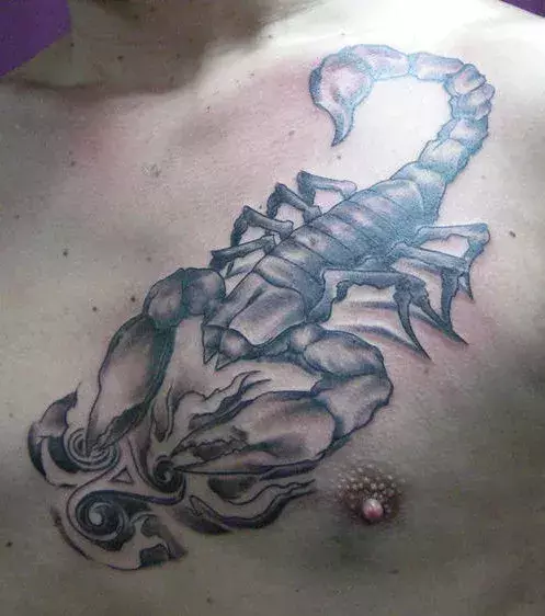 Skorpion Tattoo auf der Brust von einem Mann