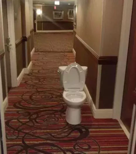 So eine Toilette mitten auf dem Gang hat auch Charme