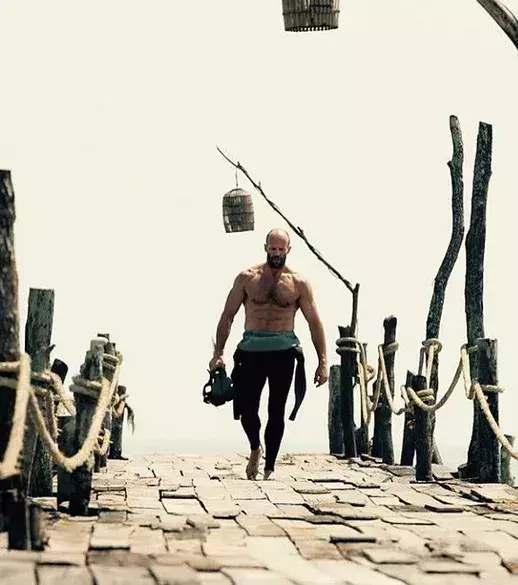 Sogar nach dem Angeln sieht man Jason Statham seine Kämpfernatur an!