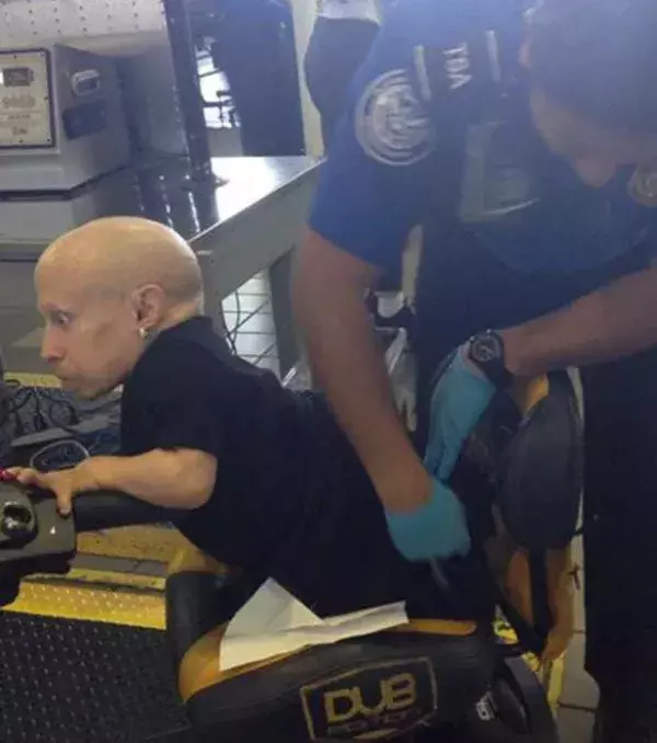 Stars werden auch nicht gesondert behandelt. Hier zu sehen: Vern Troyer. Spaß sieht anders aus