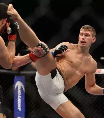 Stephen Wonderboy Thompson legte eine großartige Karriere als Kickboxer hin und wurde anschließend eine Hauptfigur im UFC-Weltergewicht. Mit 20 Siegen in ebensovielen Kämpfen, gilt er als die Nummer 1 der Disziplin.