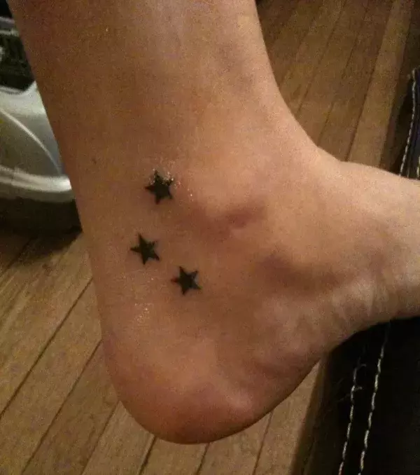 Sterne Tattoo auf dem Knöchel eines Mannes