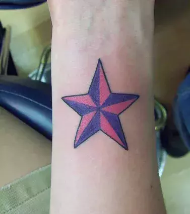 Sterne Tattoo auf dem Unterarm eines Mannes