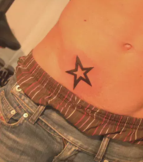 Sterne Tattoo auf der Leiste von einem Mann