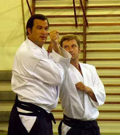 Steven Seagal hat den siebten Dan in Aikido und eröffnete ein Dojo in den frühen 80-gern.