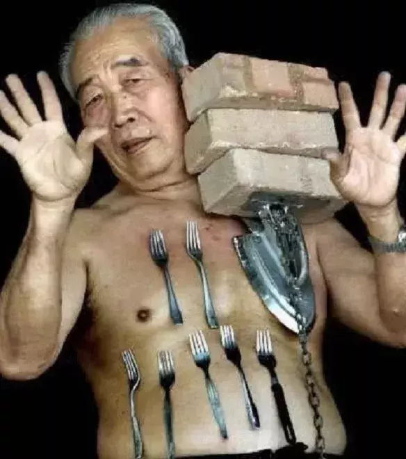 Liew Thow Lin hat einen Magnetkörper. Er zieht alle Metallgegenstände an. So hat er schon einmal ein Auto hochgehoben.