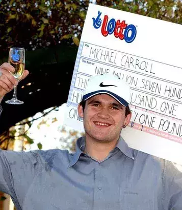 Mit 26 Jahren gewann Michael Carroll im Jahr 2002 15 Millionen US-Dollar im Lotto. Leider gab er alles für große Wagen, Drogen und Prostituierte aus.