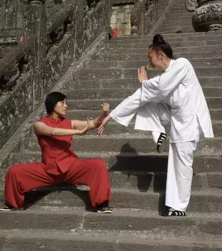 Qi-Qong-Meister können Schallwellen auslösen, die 100-1000 mal lauter sind als der Durchschnitt.