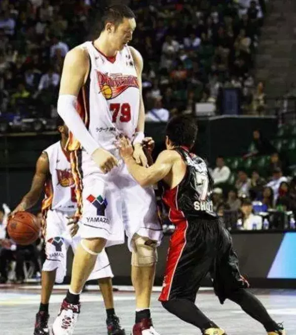 Sun Mingming - War mit seinen 2,36 m der größte Basketballer der Welt