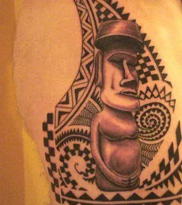 Tahiti / Maori Tattoo mit Statue auf der Wade eines Mannes