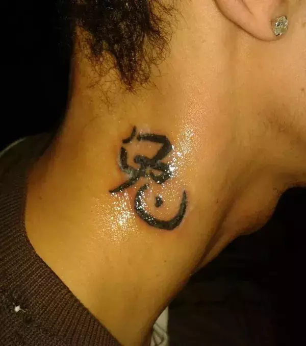 Tattoo auf dem Hals von einem Mann