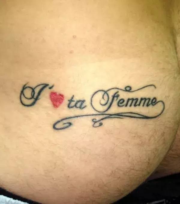 Tattoo auf dem Hintern eines Mannes