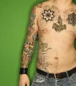 Tattoo auf dem Oberkörper eines Mannes