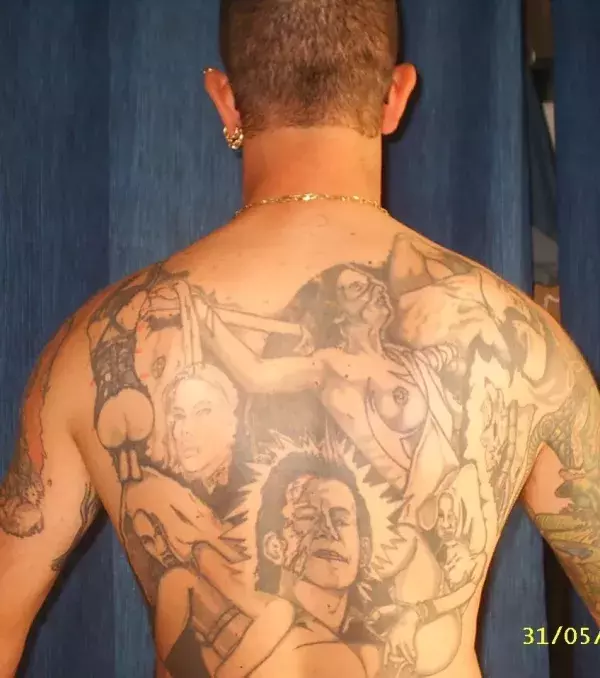 Tattoo auf dem Rücken eines Mannes
