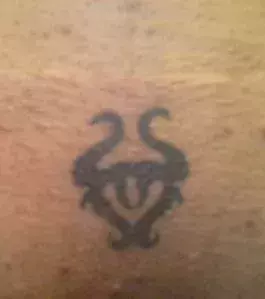 Tattoo auf dem Schambein eines Mannes