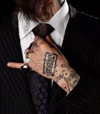 Tattoo auf der Hand von einem Mann