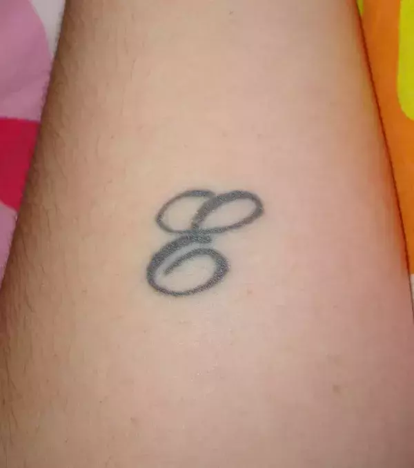 Tattoo Buchstabe E auf dem Körper eines Mannes