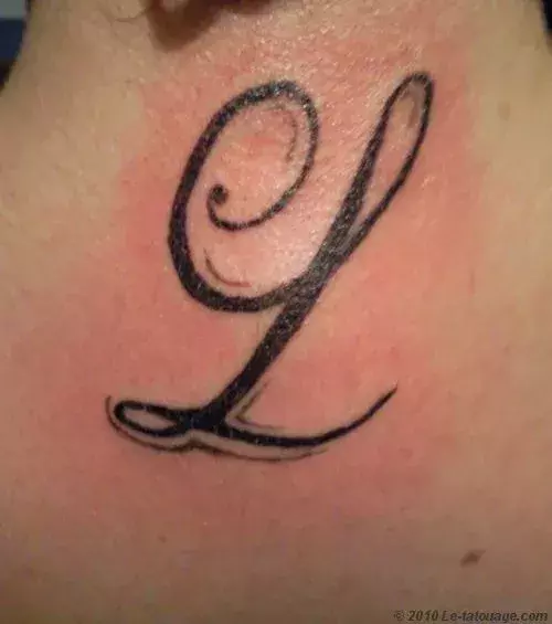 Tattoo Buchstabe L im Nacken eines Mannes