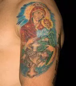 Tattoo der Jungfrau Maria auf dem Oberarm von einem Mann
