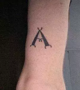 Tattoo des Buchstaben A auf dem Arm