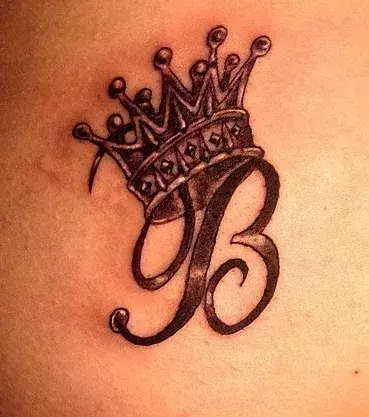 Tattoo des Buchstaben B mit Krone auf dem Rücken