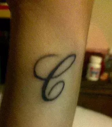 Tattoo des Buchstaben C auf dem Handgelenk