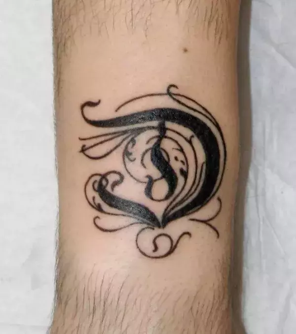 Tattoo des Buchstaben D auf dem Arm eines Mannes