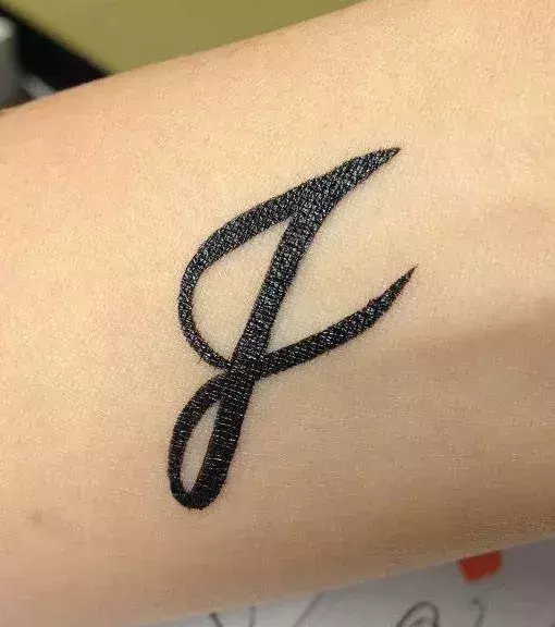 Tattoo des Buchstaben J auf dem Arm