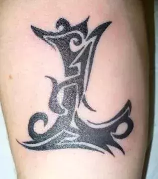 Tattoo des Buchstaben L auf dem Arm
