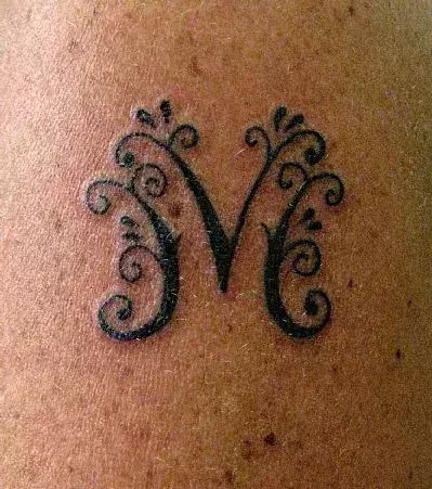 Tattoo des Buchstaben M von einem Mann