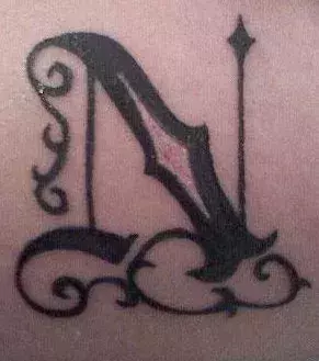 Tattoo des Buchstaben N auf dem Arm