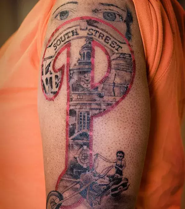Tattoo des Buchstaben P auf dem Arm