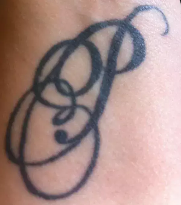 Tattoo des Buchstaben P auf dem Handgelenk