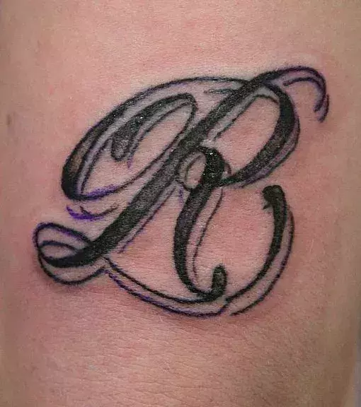 Tattoo des Buchstaben R auf dem Arm