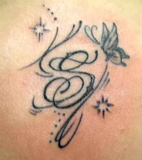 Tattoo des Buchstaben S auf dem Rücken