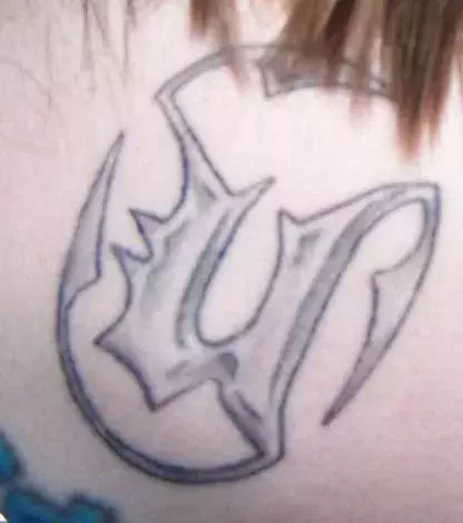 Tattoo des Buchstaben U auf dem Rücken einer Frau