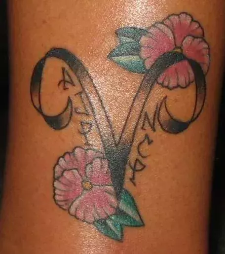 Tattoo des Buchstaben V auf dem Fußknöchel