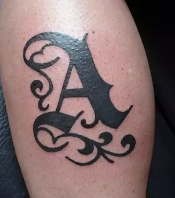 Tattoo des Buchstaben A von einem Mann