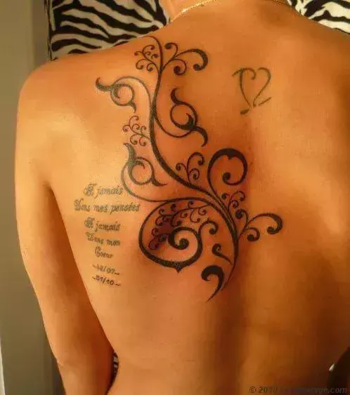 Tattoo einer Blumenranke auf dem Rücken von einem Mann