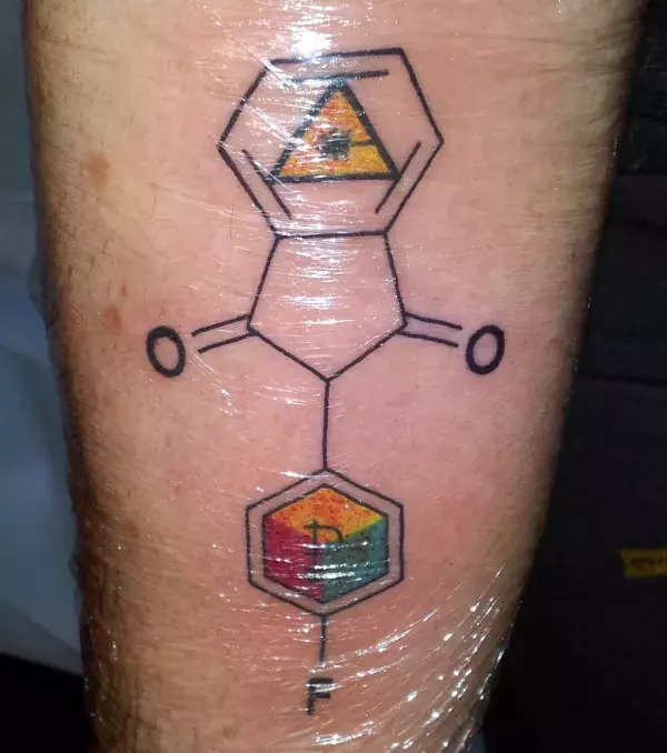Tattoo einer chemischen Formel auf dem Arm von einem Mann