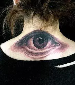 Tattoo einer Frau: Realistisches Auge im Nacken