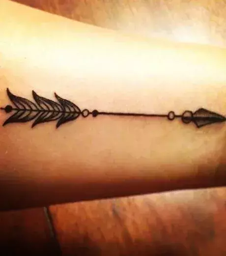 Tattoo eines indianischen Pfeils auf dem Unterarm: einfach und sauber