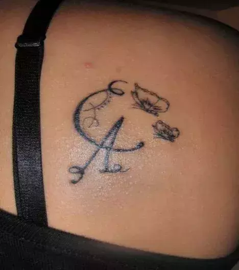 Tattoo für eine Frau: Buchstabe A mit Schmetterlingen