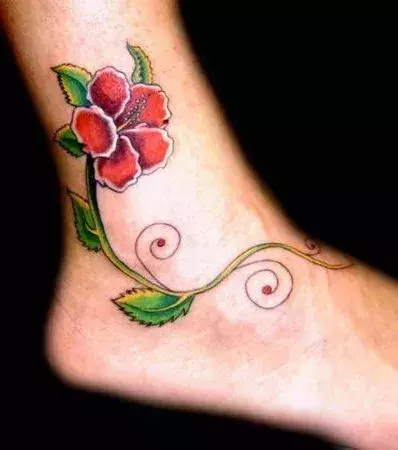 Tattoo für eine Frau: Hawaiiblume auf dem Knöchel