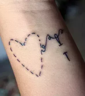 Tattoo für eine Frau: Herz auf dem Handgelenk