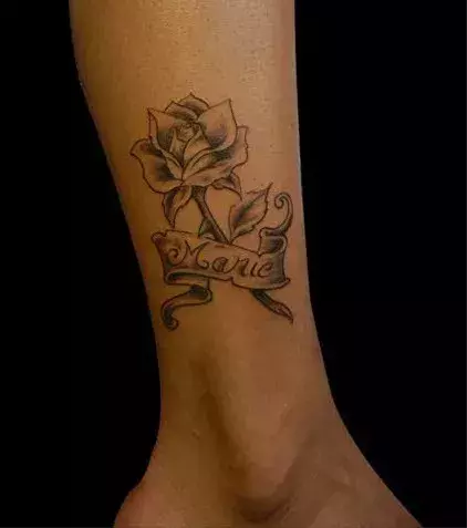 Tattoo für eine Frau: Rose mit Name auf der Wade