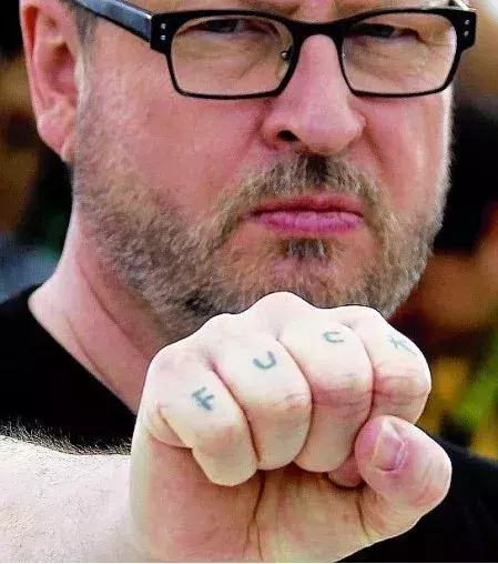 Tattoo für einen Mann: Fuck Tattoo auf den Fingern