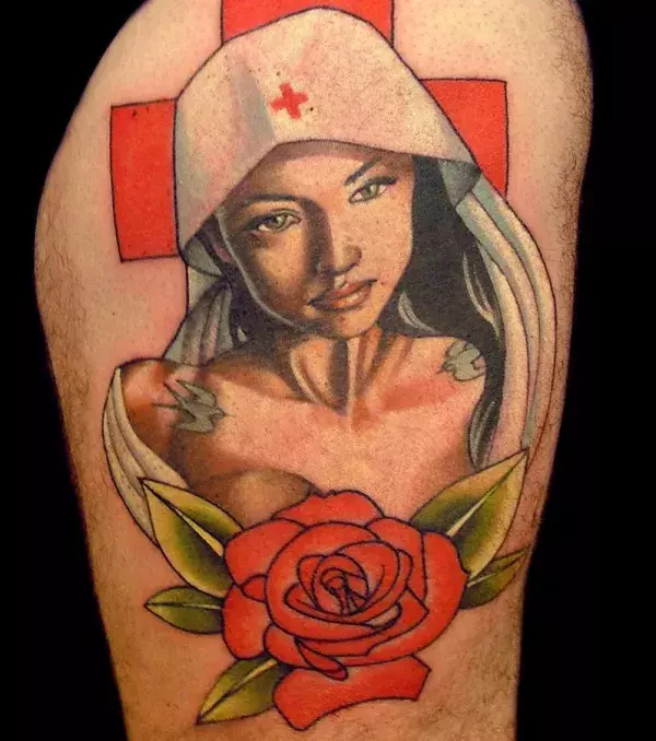 Tattoo für einen Mann: Krankenschwester Tattoo auf dem Oberschenkel